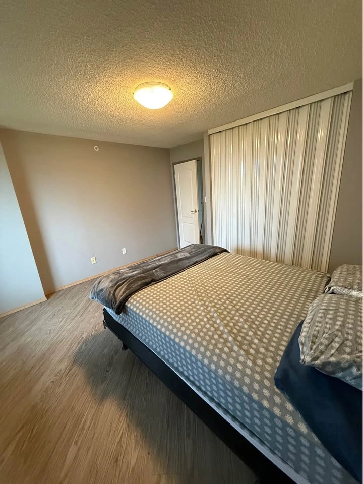1 Bed 1 Bath - Apartment - photo 3