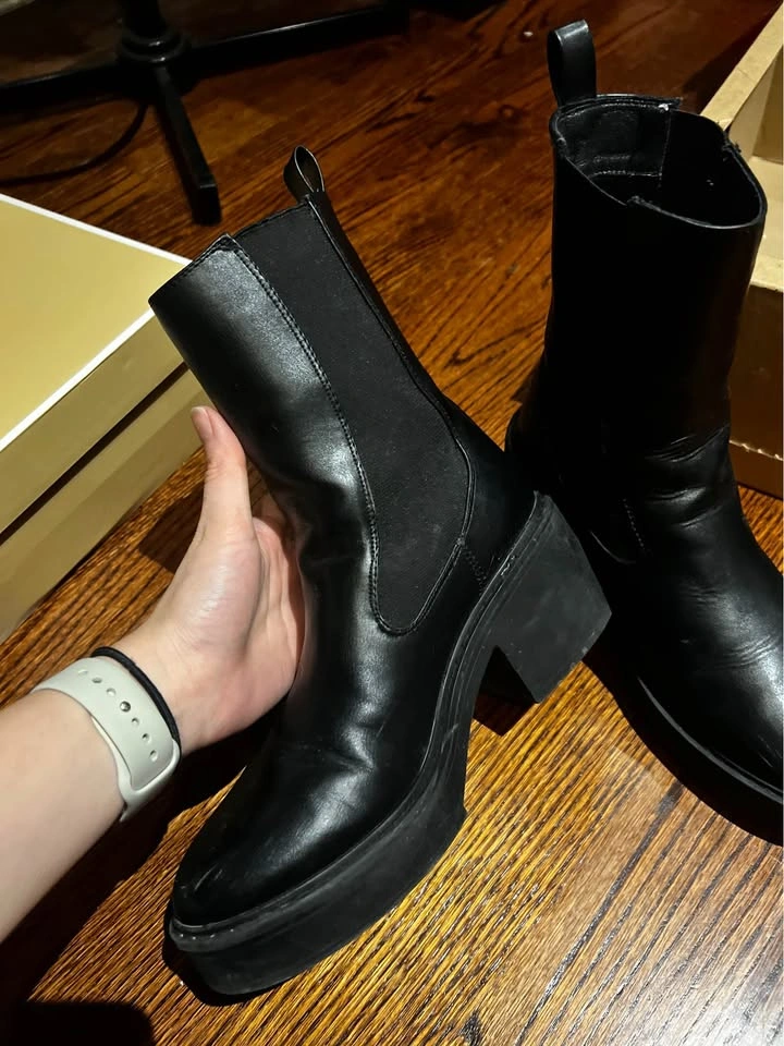Black boot - photo 2