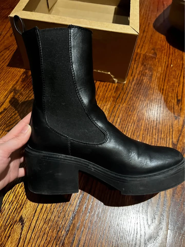 Black boot - photo 4