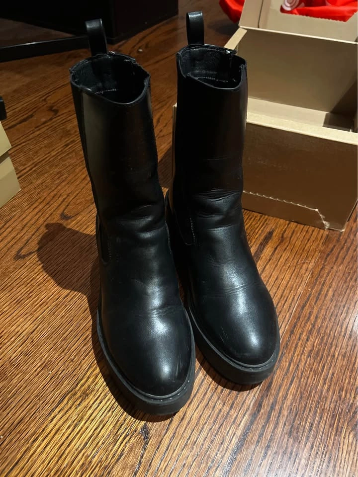 Black boot - photo 5