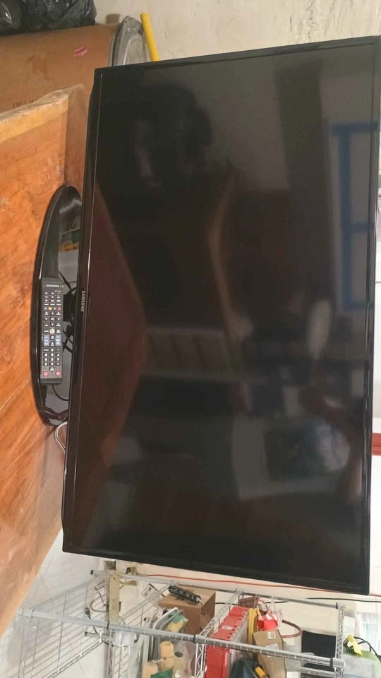 Samsung 48-inch TV - photo 3