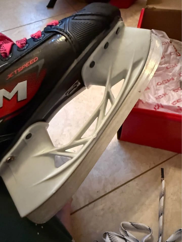 Junior CCM JetSpeed Skates Size 1 - photo 4