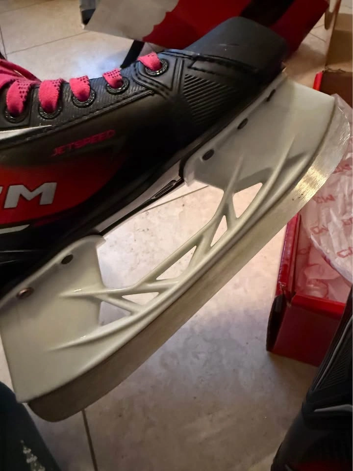 Junior CCM JetSpeed Skates Size 1 - photo 5
