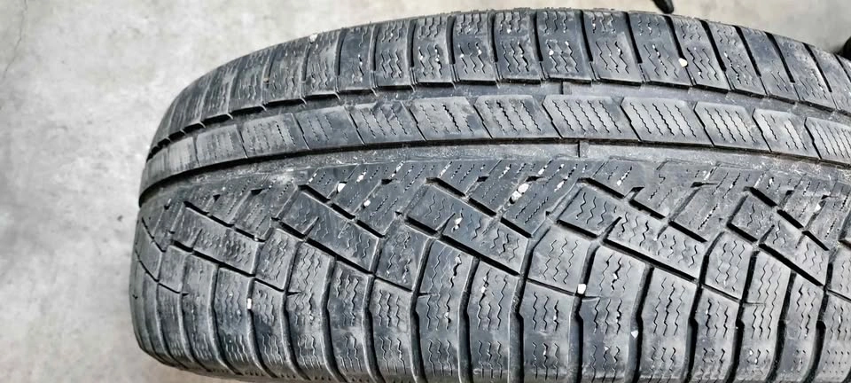 1x 235/55R20 Nokian Winter Tire