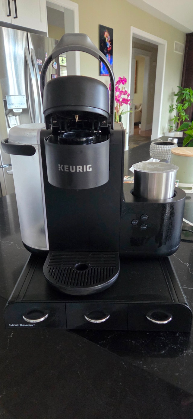 Keurig k-cup coffee maker with storage caddy