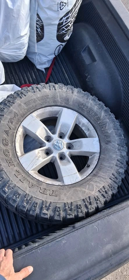 Tires on rims set of 4 - photo 3