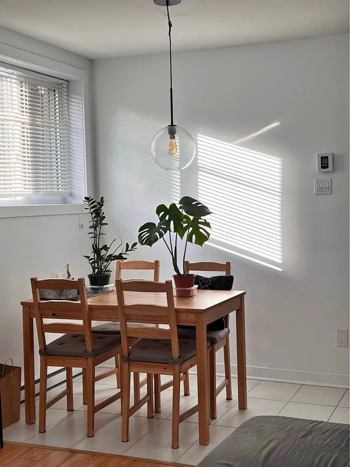 Table with 4 chairs and Cushions