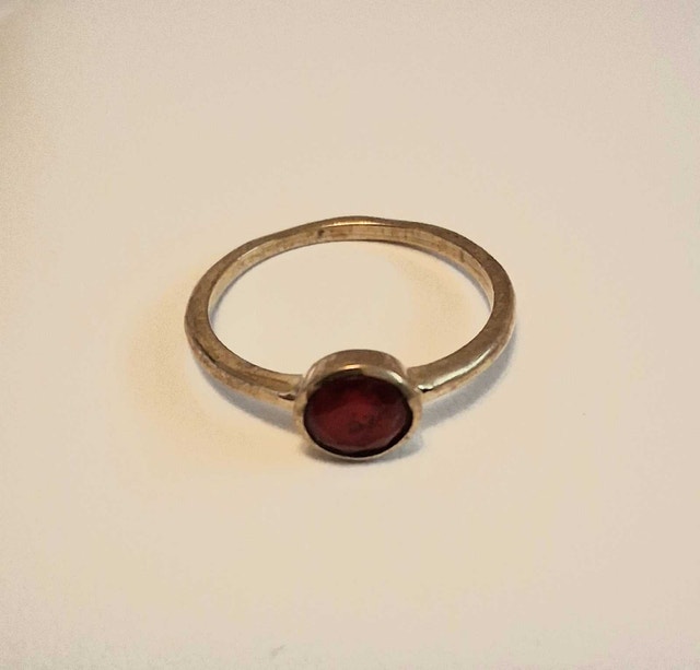 NEW GOLD TONE RUBY STONE RING - photo 2
