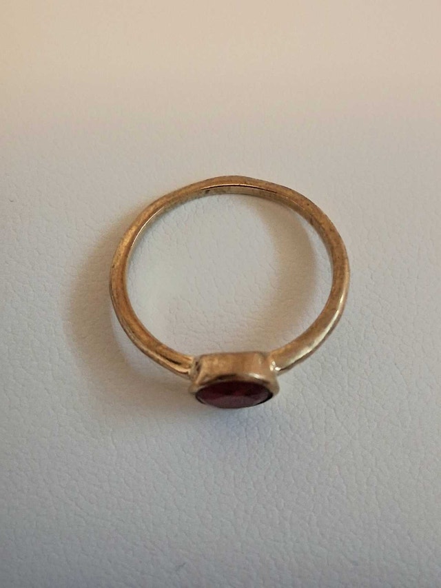 NEW GOLD TONE RUBY STONE RING - photo 3