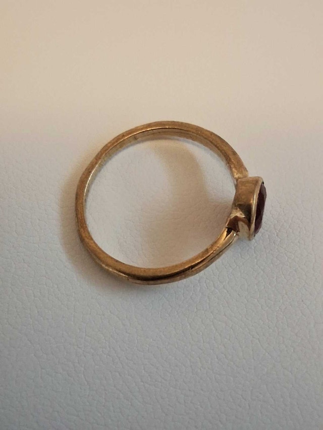 NEW GOLD TONE RUBY STONE RING - photo 4