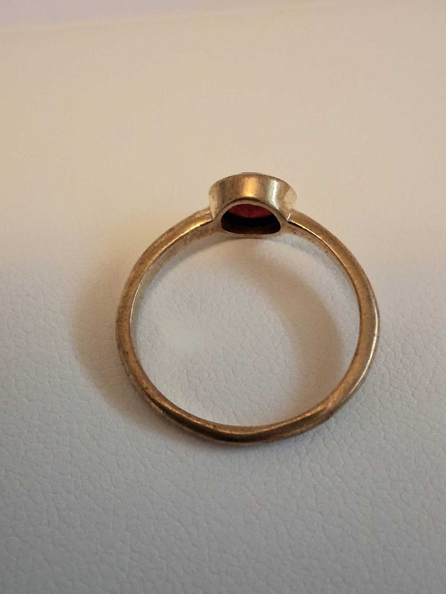 NEW GOLD TONE RUBY STONE RING - photo 5