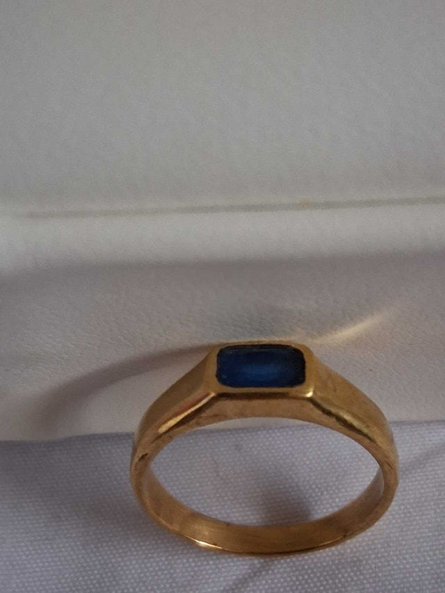 NEW GOLD TONE RING WITH RECTANGULAR STONE