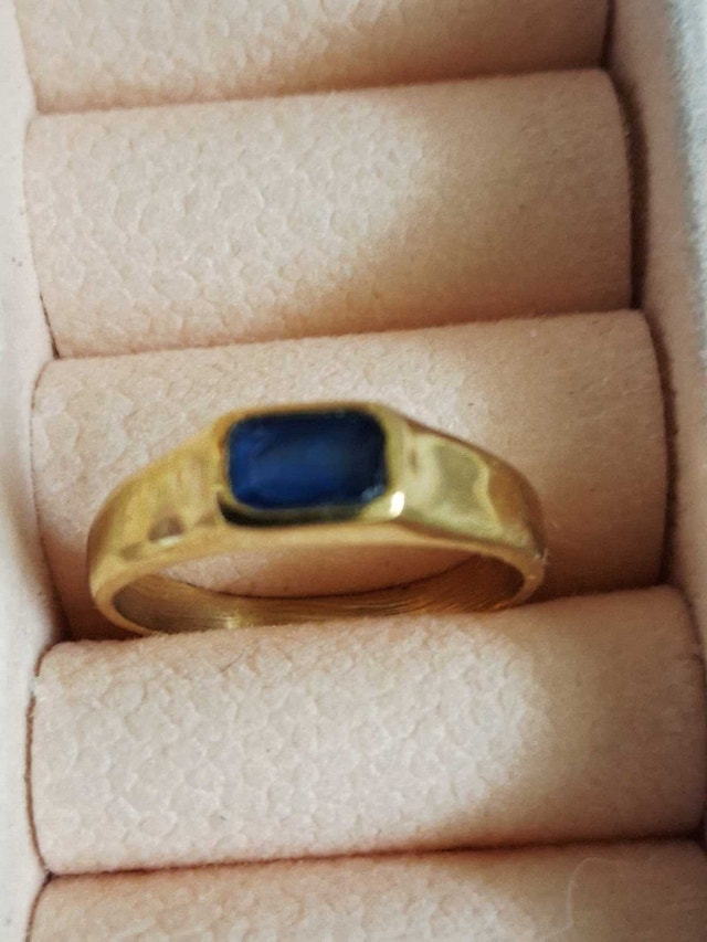 NEW GOLD TONE RING WITH RECTANGULAR STONE - photo 3