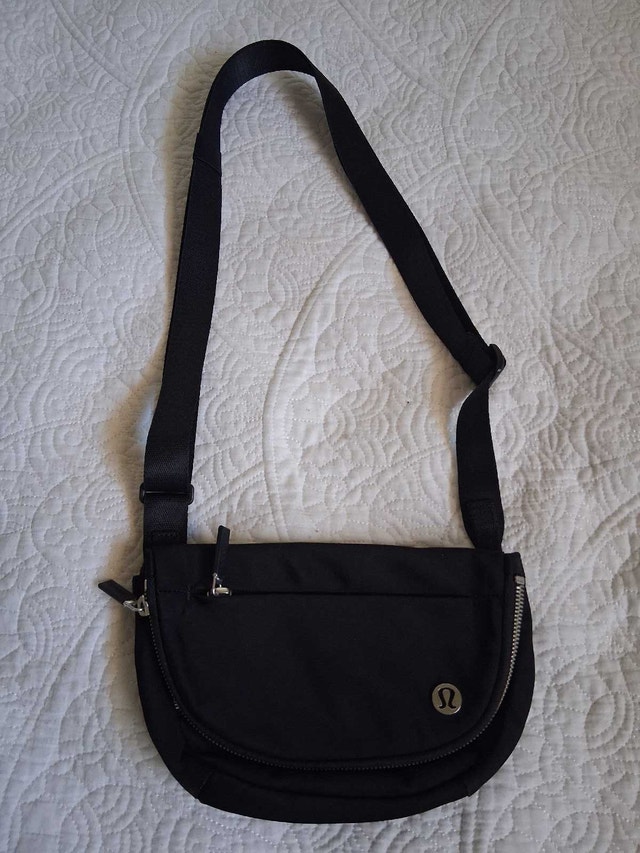 LULULEMON BLACK CROSSBODY/WAIST BAG