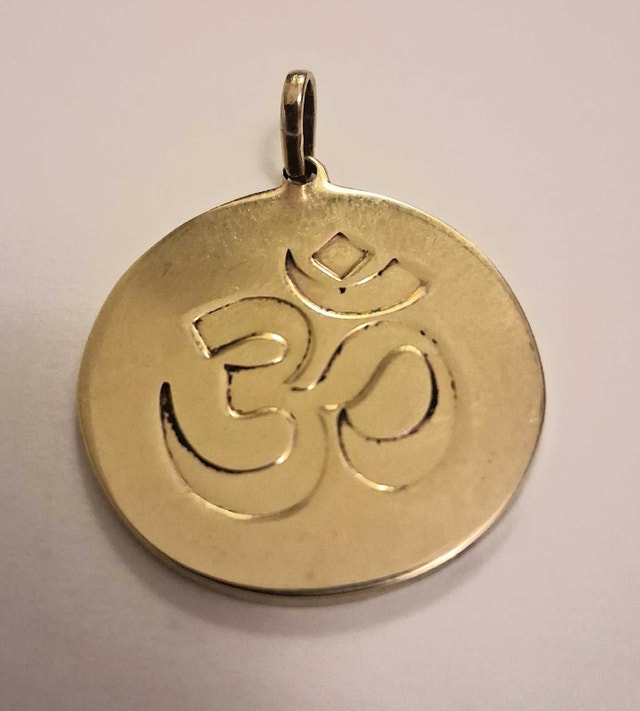 NEW GOLD TONE OM SYMBOL PENDANT