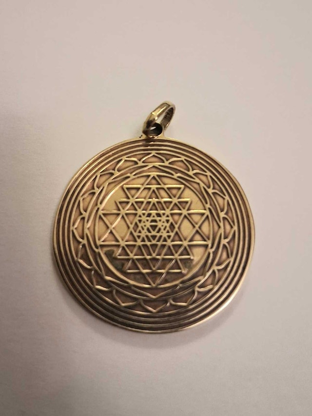 NEW GOLD TONE OM SYMBOL PENDANT - photo 2