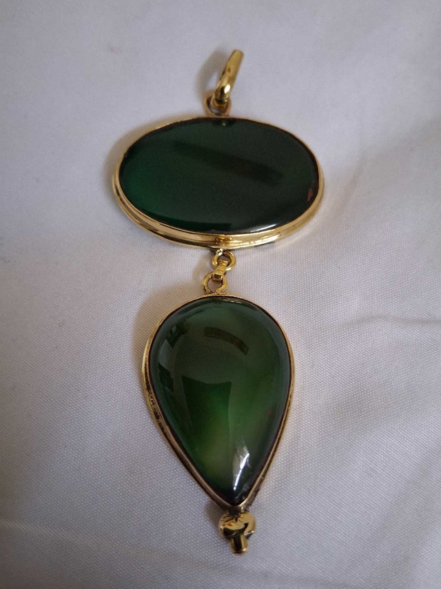 GORGEOUS GREEN AGATE STONE PENDANT