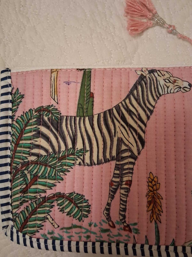 NEW PINK ZEBRA PRINT QUILTED POUCH - photo 2