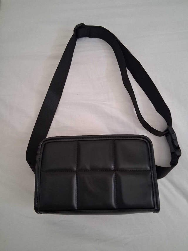 BLACK QUILTED BELT/CROSSBODY BAG