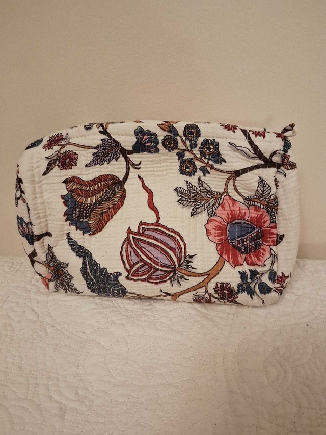 NEW SET OF 3 QUILTED FLORAL COSMETIC BAGS - photo 2