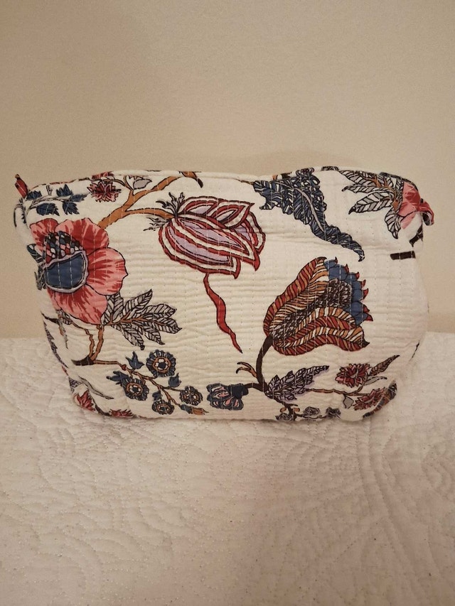 NEW SET OF 3 QUILTED FLORAL COSMETIC BAGS - photo 3