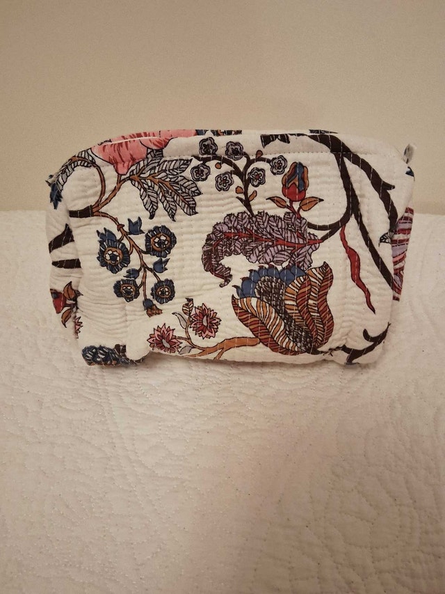 NEW SET OF 3 QUILTED FLORAL COSMETIC BAGS - photo 5