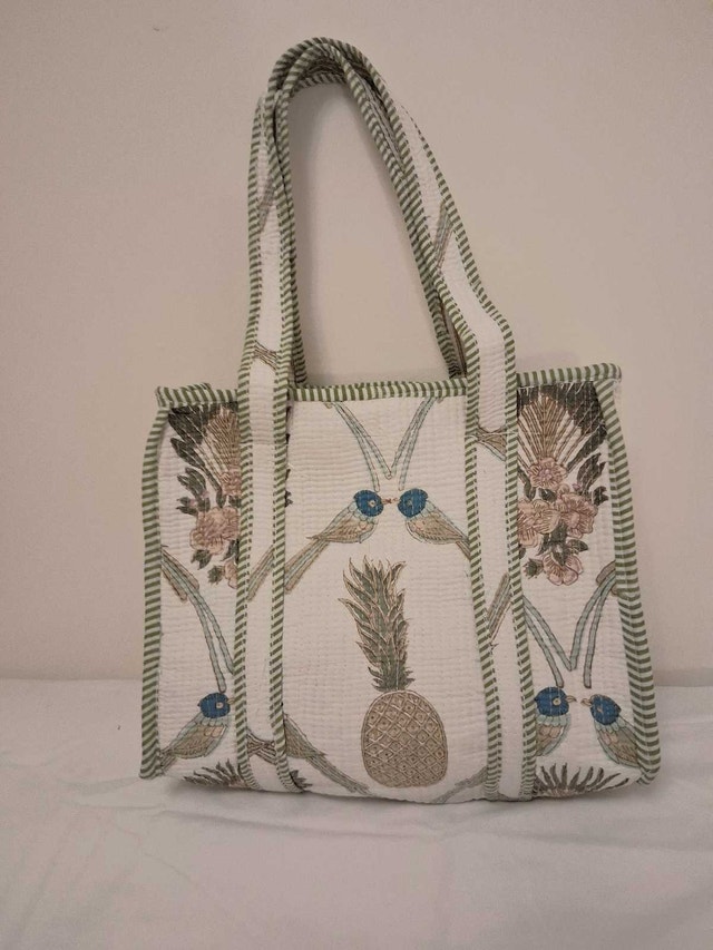 NEW SOFT WHITE QUILTED TOTE WITH BIRDS AND PINEAPPLE DESIGN