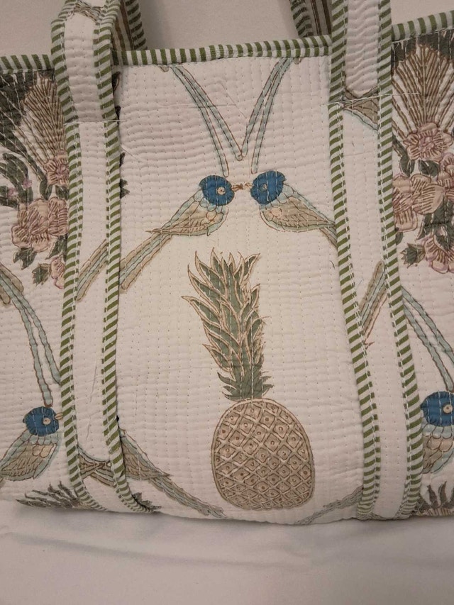 NEW SOFT WHITE QUILTED TOTE WITH BIRDS AND PINEAPPLE DESIGN - photo 2