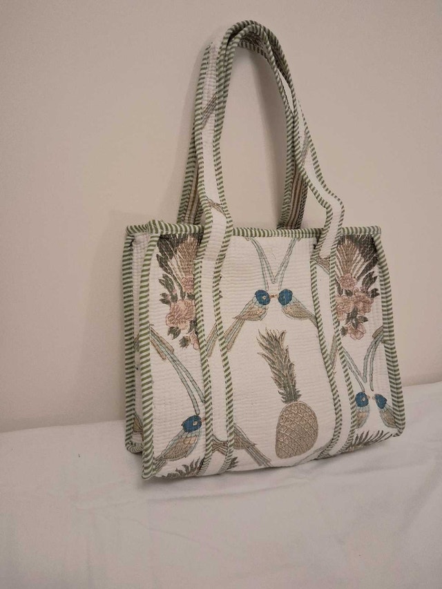 NEW SOFT WHITE QUILTED TOTE WITH BIRDS AND PINEAPPLE DESIGN - photo 3