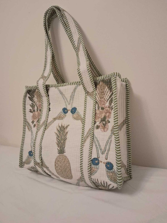 NEW SOFT WHITE QUILTED TOTE WITH BIRDS AND PINEAPPLE DESIGN - photo 4