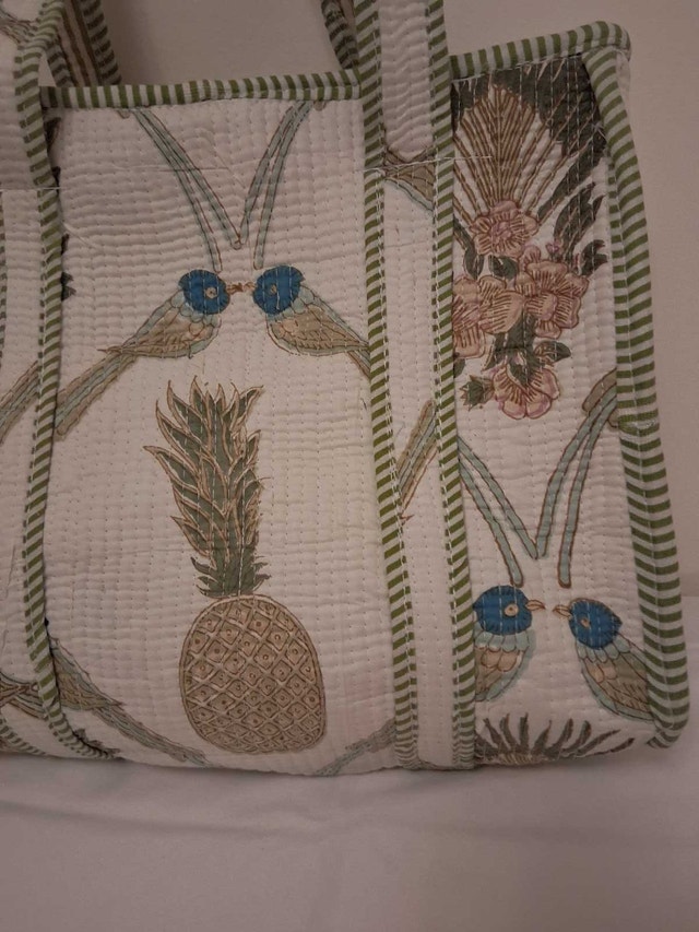 NEW SOFT WHITE QUILTED TOTE WITH BIRDS AND PINEAPPLE DESIGN - photo 5
