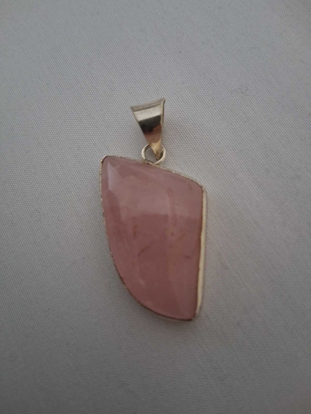 NEW ROSE QUARTZ STONE PENDANT