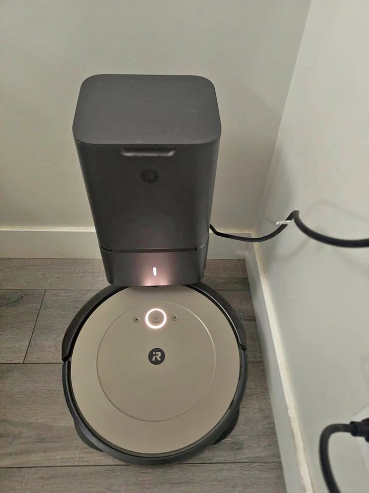 iRobot Roomba i1+ Robot Vacuum with Clean Base Auto-Empty Statio