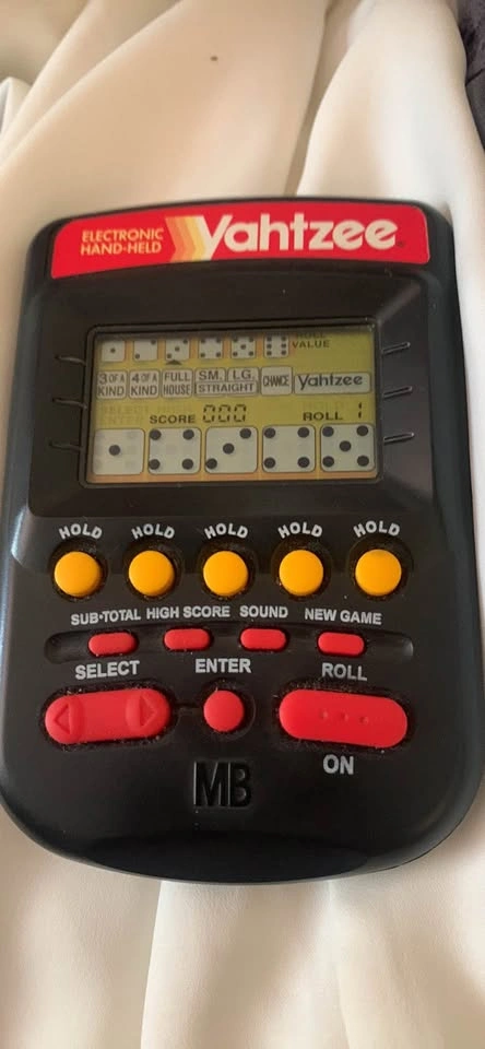1995 vintage Milton Bradley electronic hand-held Yahtzee game - photo 2