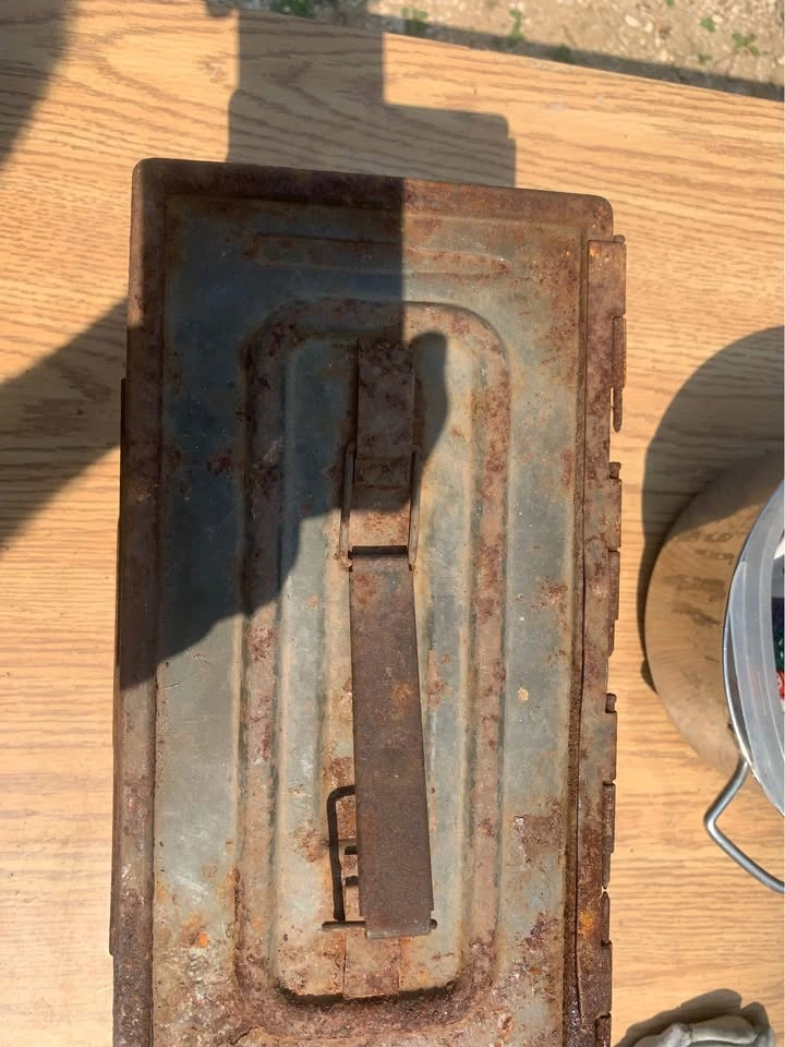 Antique ww2 50 cal ammo box from US army - photo 3