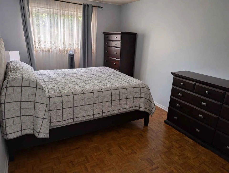 Solid Dark Wood 6-Piece Queen Bedroom Set - One Owner - photo 2