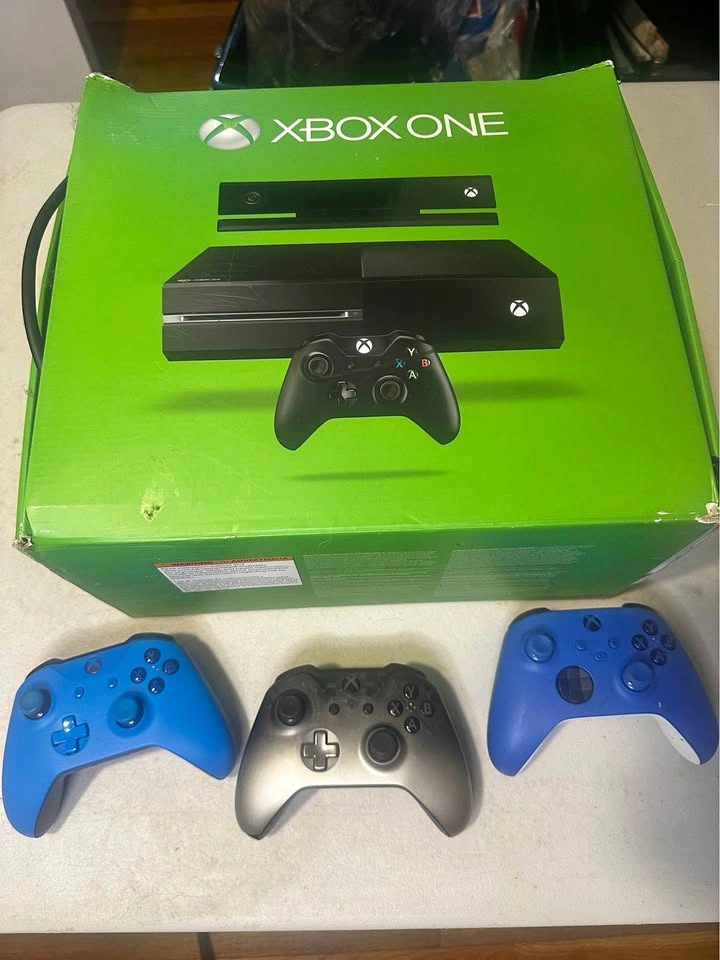 Xbox One Bundle w/ 3 Controllers + Kinect + Original Box