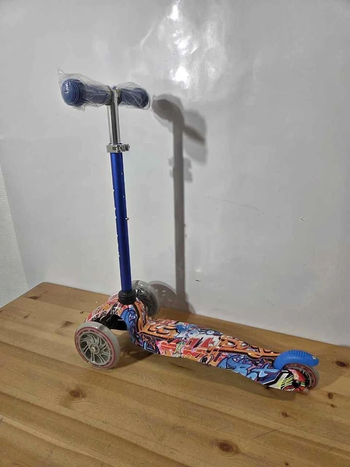 Kids 3 Wheel Light Up Scooter New