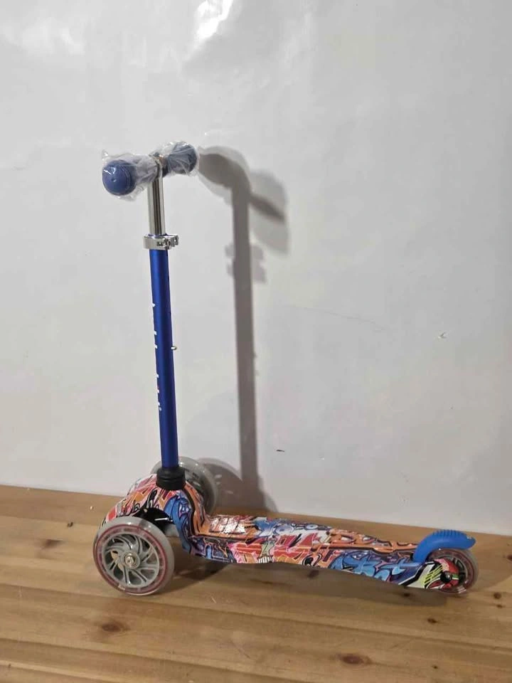 Kids 3 Wheel Light Up Scooter New - photo 2