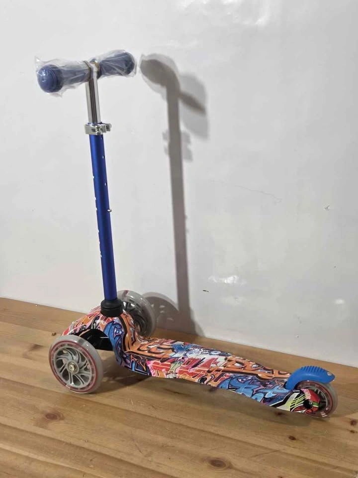 Kids 3 Wheel Light Up Scooter New - photo 3