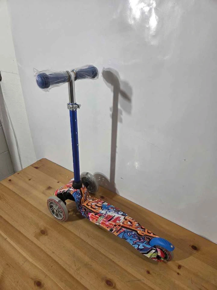 Kids 3 Wheel Light Up Scooter New - photo 4