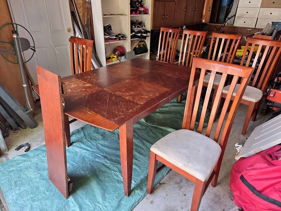 Wood Dining room table comes with insert plus six chairs.