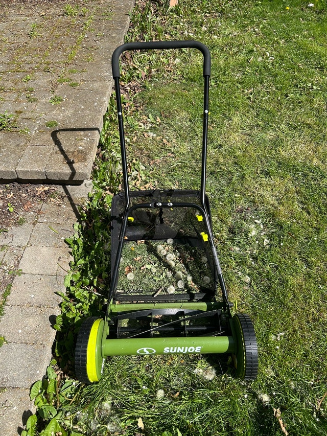 Sun Joe Lawn Mower with grass catcher - photo 2
