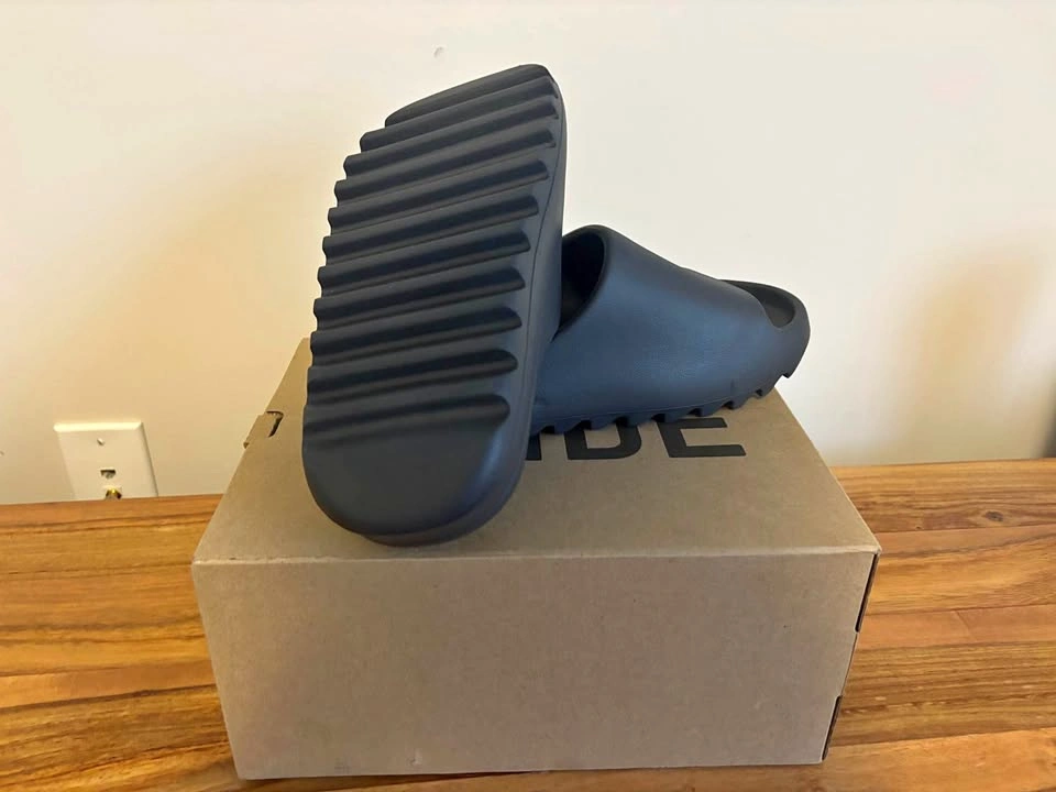 Authentic Yeezy Slide Granit Size 10