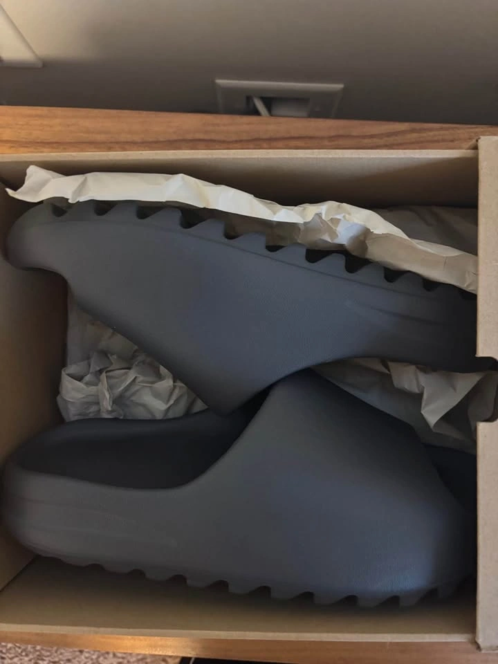 Authentic Yeezy Slide Granit Size 10 - photo 4