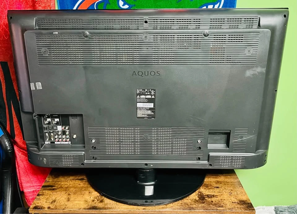 Sharp Aquos 40 Inch LCD TV - Model LC-40E77UN - photo 4