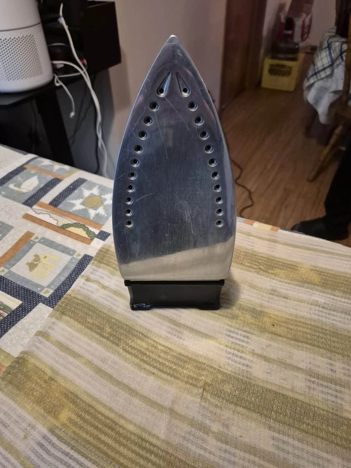 Black & Decker Steam Iron + Adjustable Ironing Board Set - photo 2