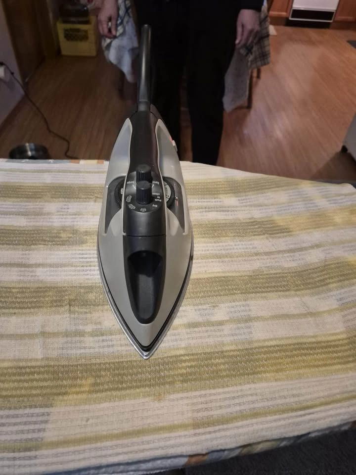 Black & Decker Steam Iron + Adjustable Ironing Board Set - photo 3