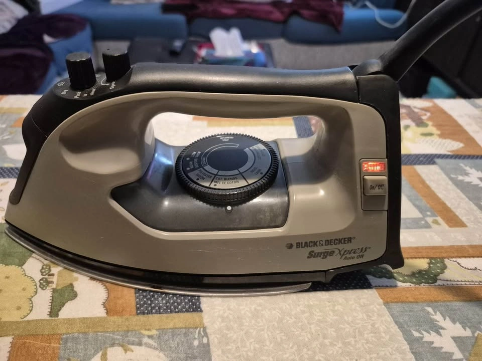 Black & Decker Steam Iron + Adjustable Ironing Board Set - photo 5