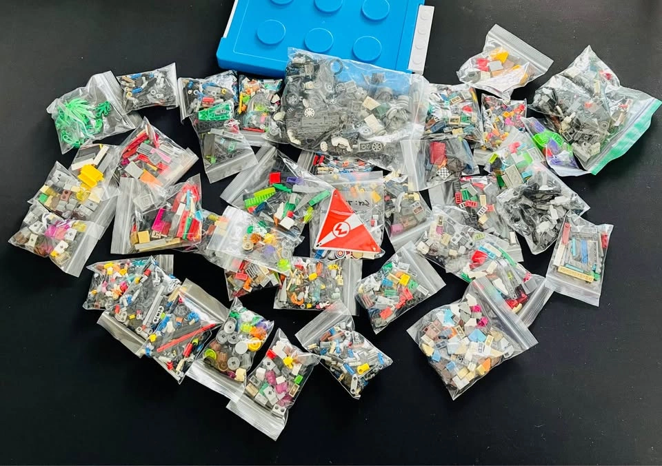 LEGO - Large LEGO Lot and Miscellaneous Items - photo 3